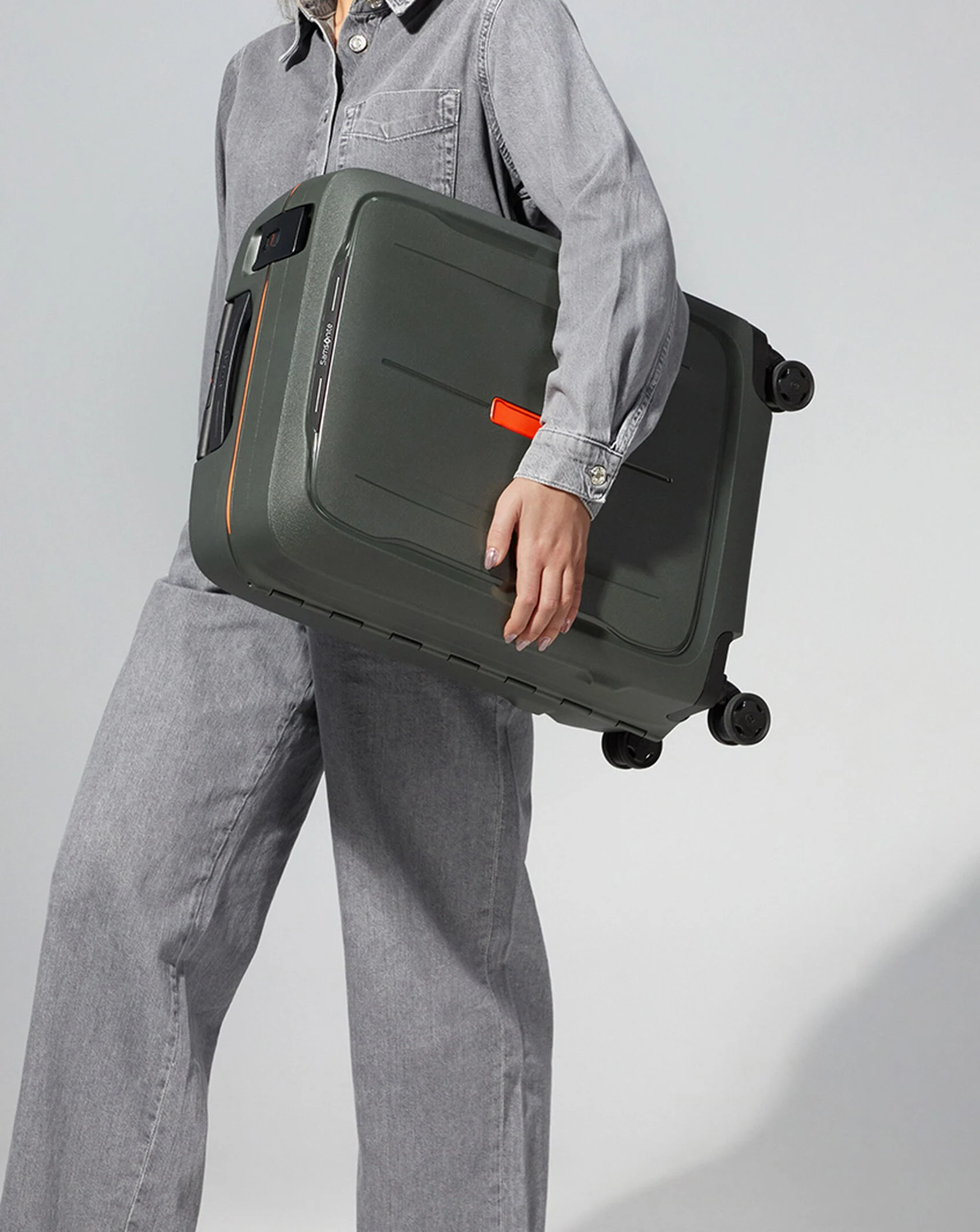 Model carrying a Circulair Essens suitcase.